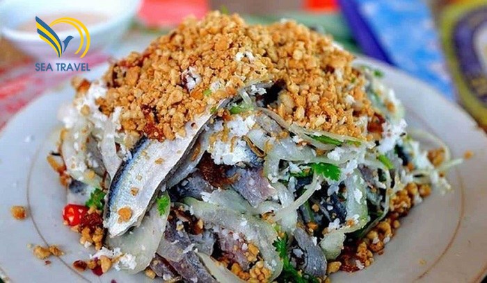 Gỏi c&aacute; tươi l&agrave; m&oacute;n ăn đặc trưng của người d&acirc;n địa phương