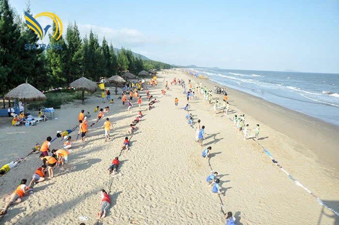 B&atilde;i biển Hải Tiến được v&iacute; như &ldquo;tr&agrave; cổ thứ 2&rdquo; kh&ocirc;ng chỉ đẹp tự nhi&ecirc;n, m&agrave; c&ograve;n thơ mộng, hữu t&igrave;nh với b&atilde;i c&aacute;t trắng mịn thoải