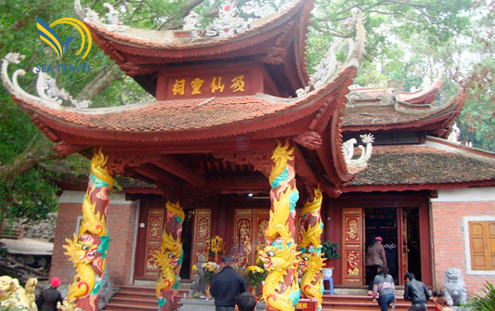 Đền C&ocirc; Ti&ecirc;n nằm tr&ecirc;n đỉnh h&ograve;n Đầu Voi cuối d&atilde;y n&uacute;i Trường Lệ về ph&iacute;a T&acirc;y Nam