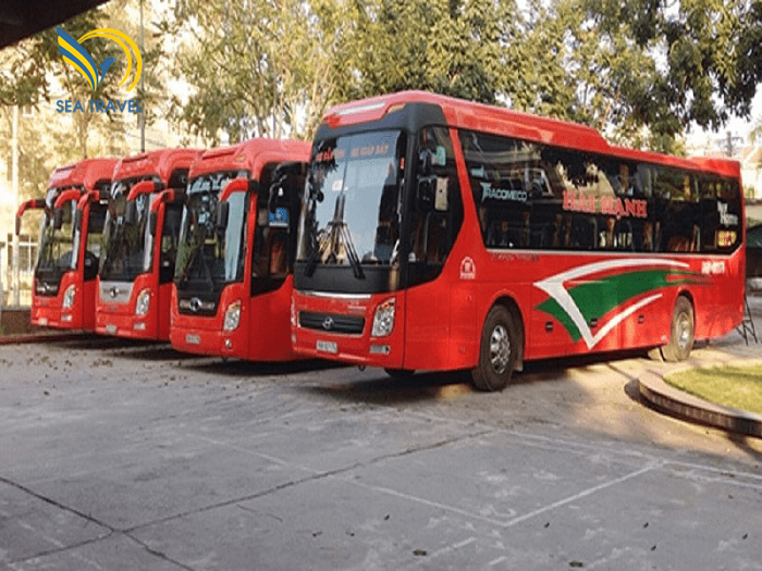 Xe kh&aacute;ch l&agrave; phương tiện được đại đa số du kh&aacute;ch lựa chọn