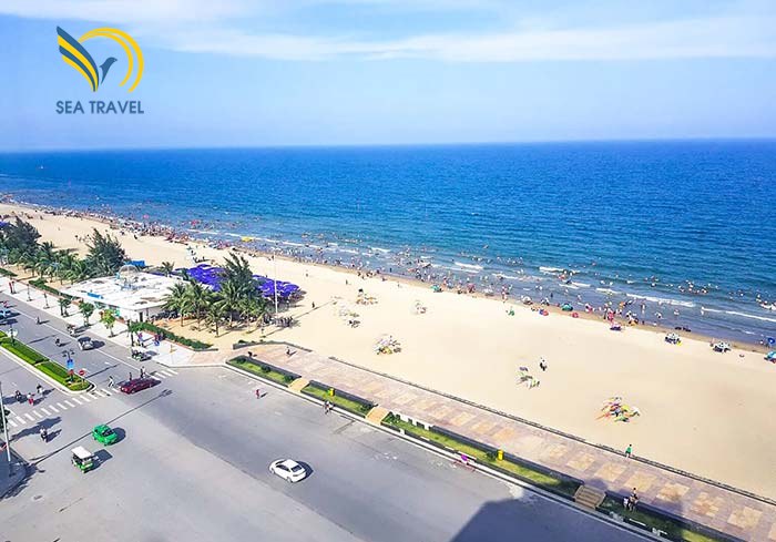 Sầm Sơn l&agrave; b&atilde;i biển nổi tiếng nhất của Thanh H&oacute;a, c&aacute;ch H&agrave; Nội khoảng 180 km v&agrave; TP Thanh H&oacute;a khoảng 16 km